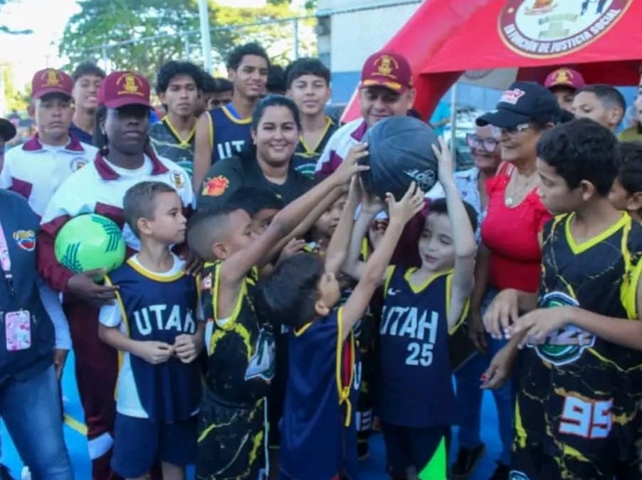 Jóvenes de Ocumare estrenan la cancha de Casa Blanca