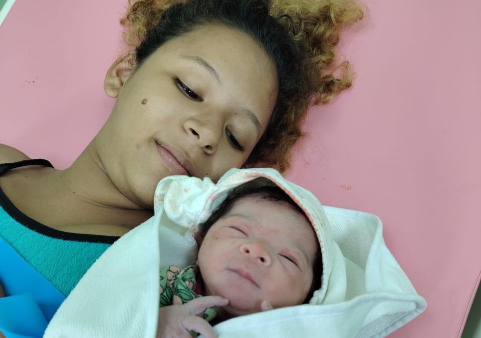 Miranda recibe con alegría a Alexka Itzel, la primera bebé nacida en 2026