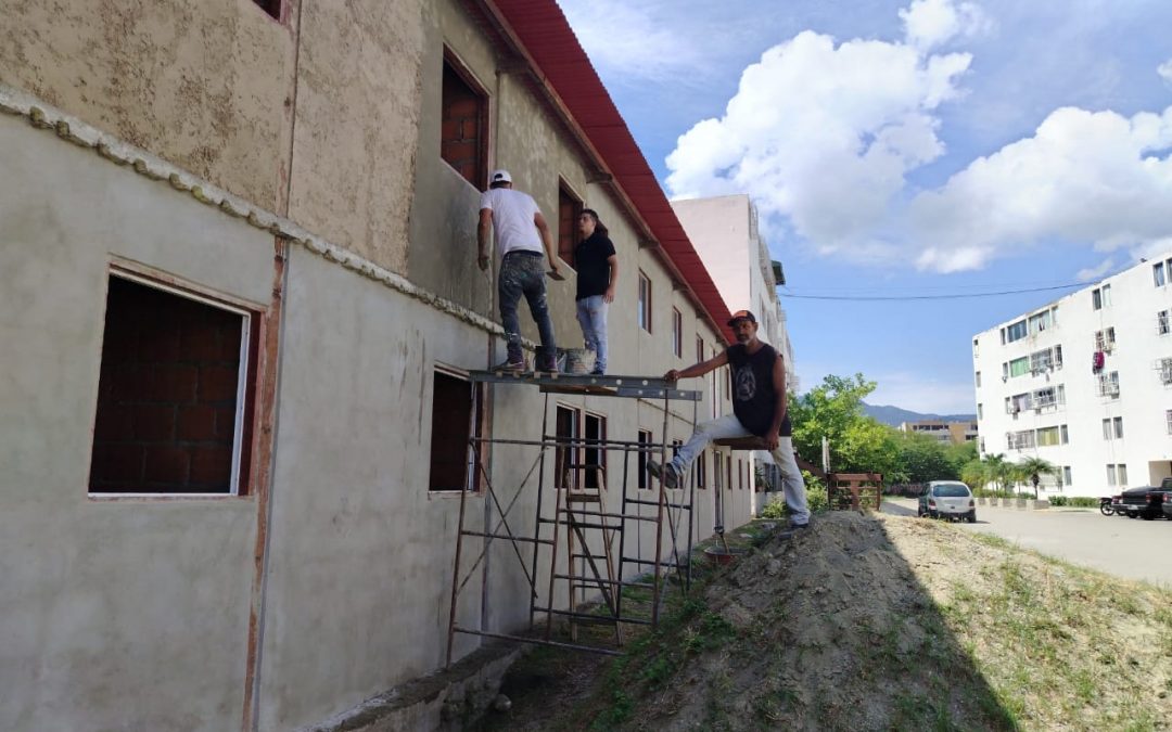 Inspeccionan avances de construcción de viviendas en urbanismo Bosque del Ingenio La Fortaleza