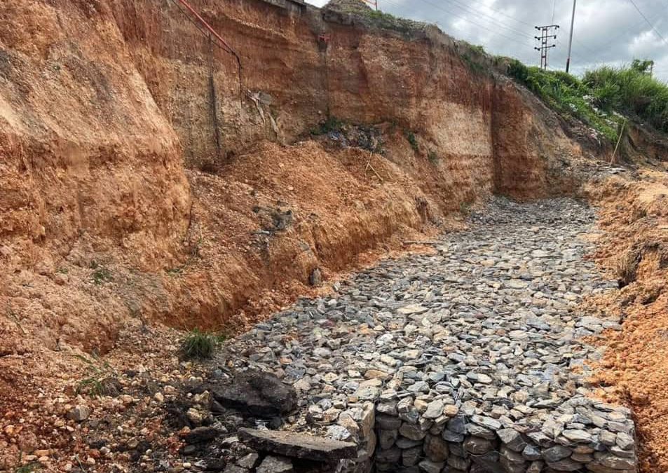 Reparan falla de borde en la carretera Higuerote-Tacarigua