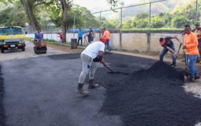 Realizan trabajos de demarcación y de bacheo en vías de Ocumare del Tuy