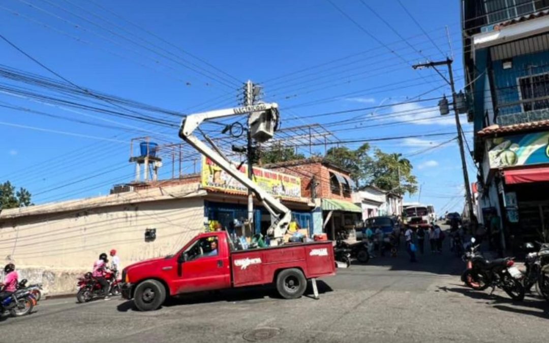 Refuerzan iluminación en plazas y calles del casco de Cúa