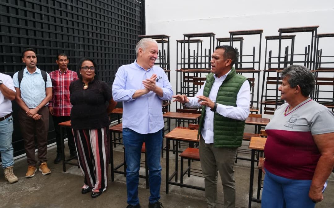 Dotan a 29 escuelas de Guarenas con 1000 mesas y sillas para sus estudiantes