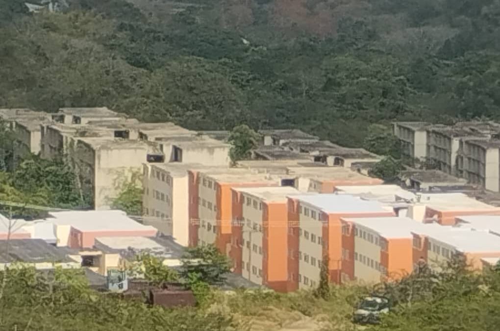 Recuperan vías y construyen apartamentos en Urbanismo Caiza