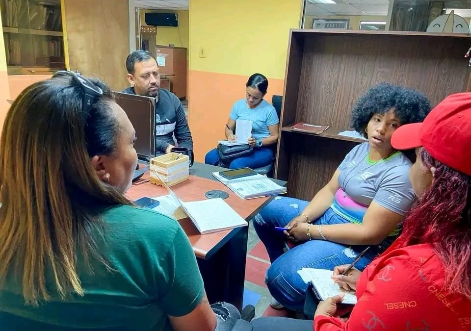 Planifican seguimiento a proyectos de las comunas en Tomás Lander