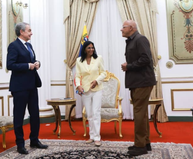 Rodríguez Zapatero es recibido en el Palacio de Miraflores por Presidenta Encargada