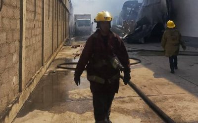 Bomberos de Miranda combaten incendio de gran magnitud en zona comercial de Guatire