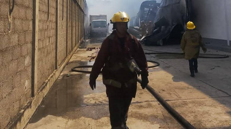 Bomberos de Miranda combaten incendio de gran magnitud en zona comercial de Guatire