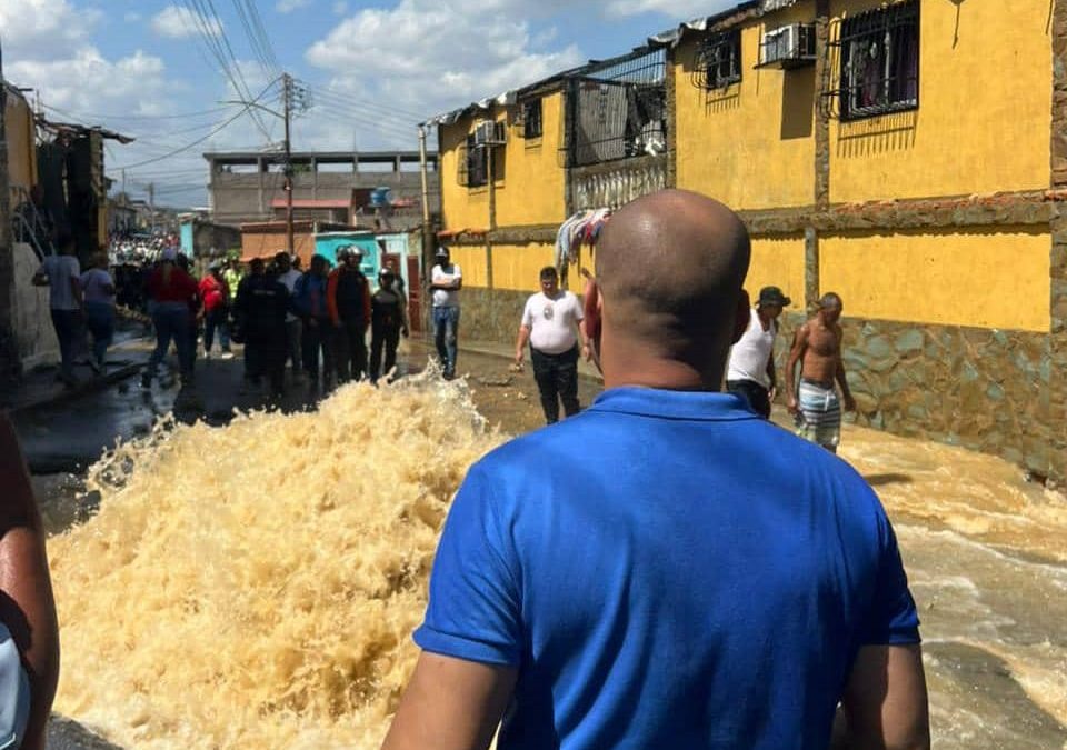 Priorizan atención a 300 familias tras estallido de tubería en Santa Teresa del Tuy