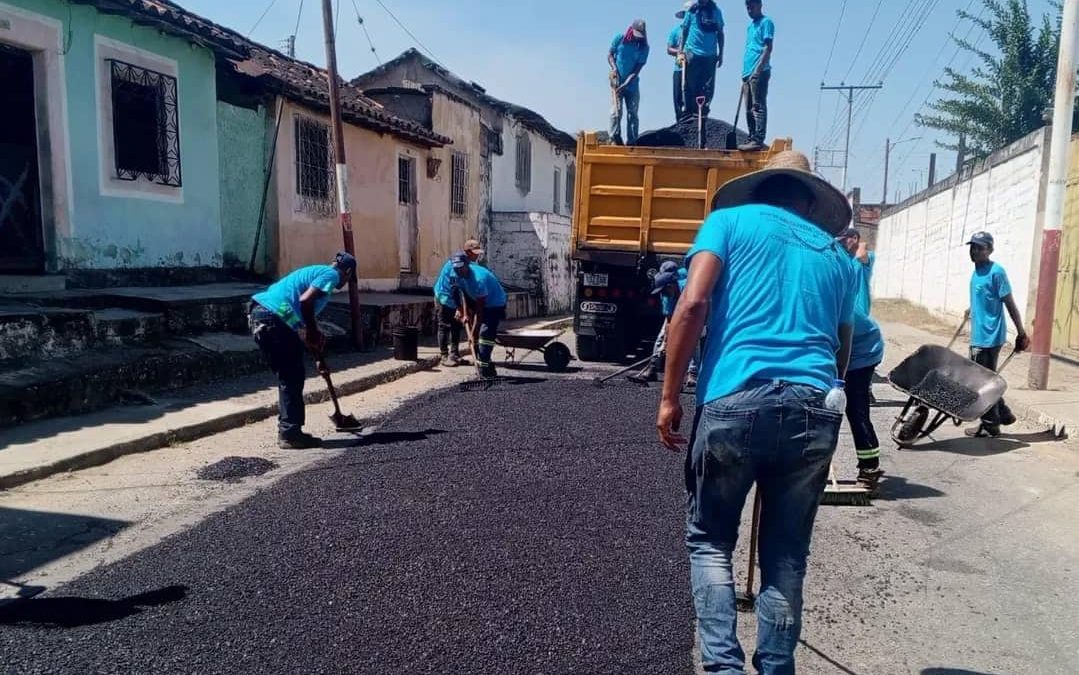 Mejoran vías de San Francisco de Yare con colocación de 60 toneladas de asfalto
