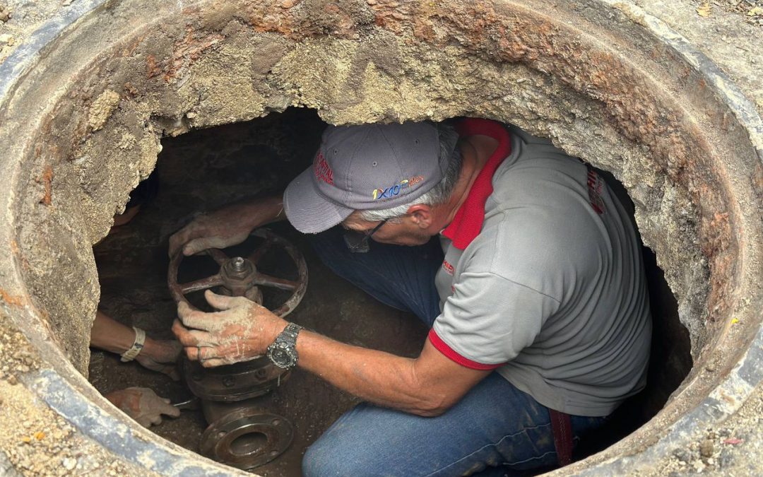 Reparan botes de agua y válvulas en Brisas de Oriente en Carrizal
