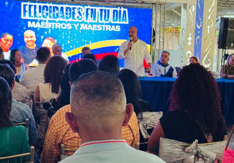 Rinden homenaje a más de 700 maestros mirandinos en Independencia