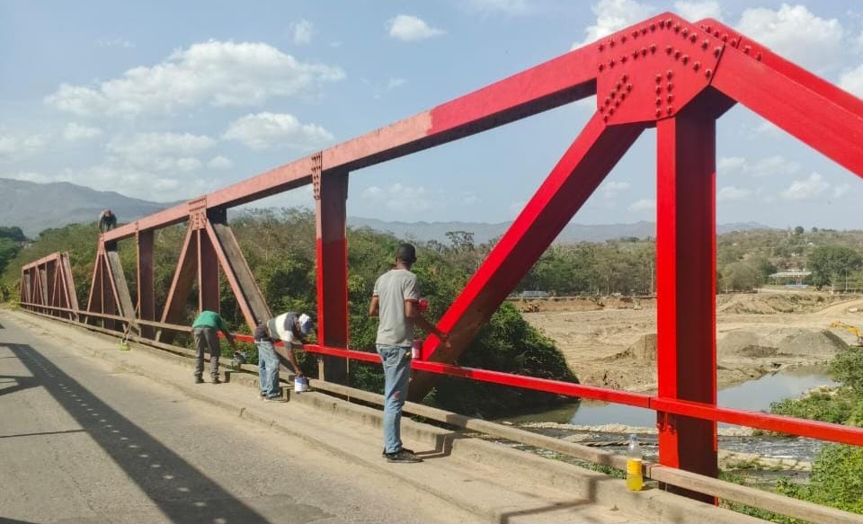 Recuperan puente El Indio que conecta a Santa Rita y Siquire en Santa Lucía del Tuy