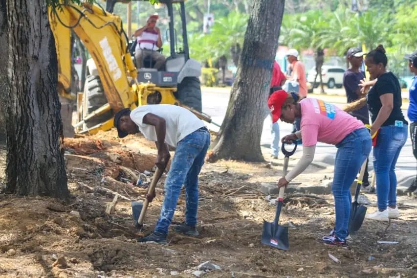 Recuperan aceras de la avenida perimetral en Ocumare del Tuy