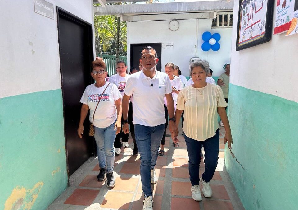 Alcaldía de Guarenas entregó morrales, uniformes y útiles en la UEE Ángela Betancourt de Ortega