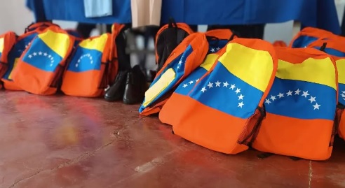 Miranda entrega útiles y dotación deportiva a estudiantes de la UEEB Arístides Bastidas en Guarenas