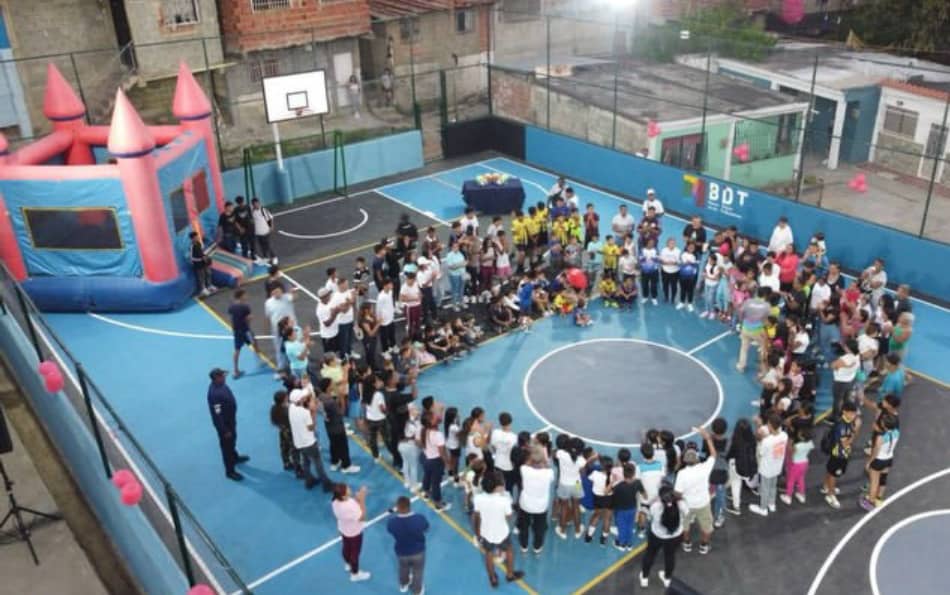 Barrio Nuevo de Guarenas reestrena cancha de usos múltiples