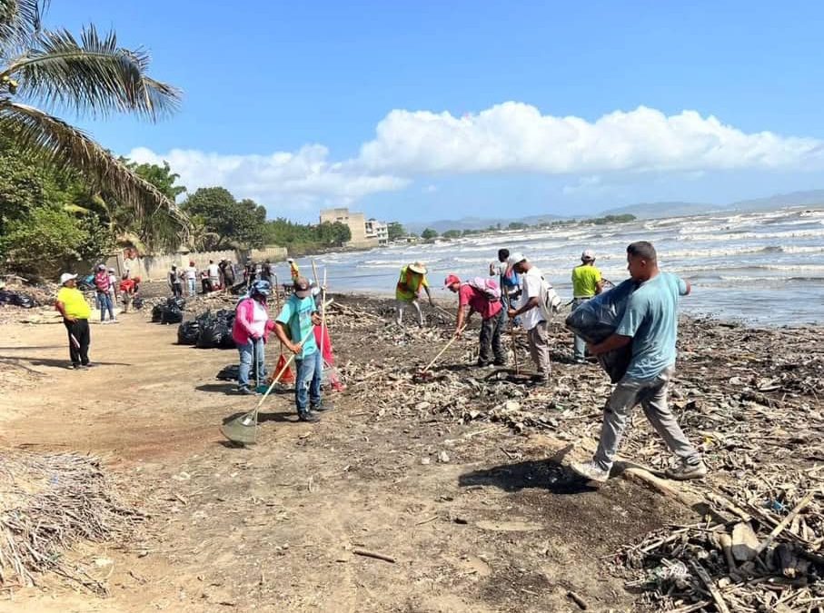 Sanean eje costero de Higuerote con jornada de limpieza integral