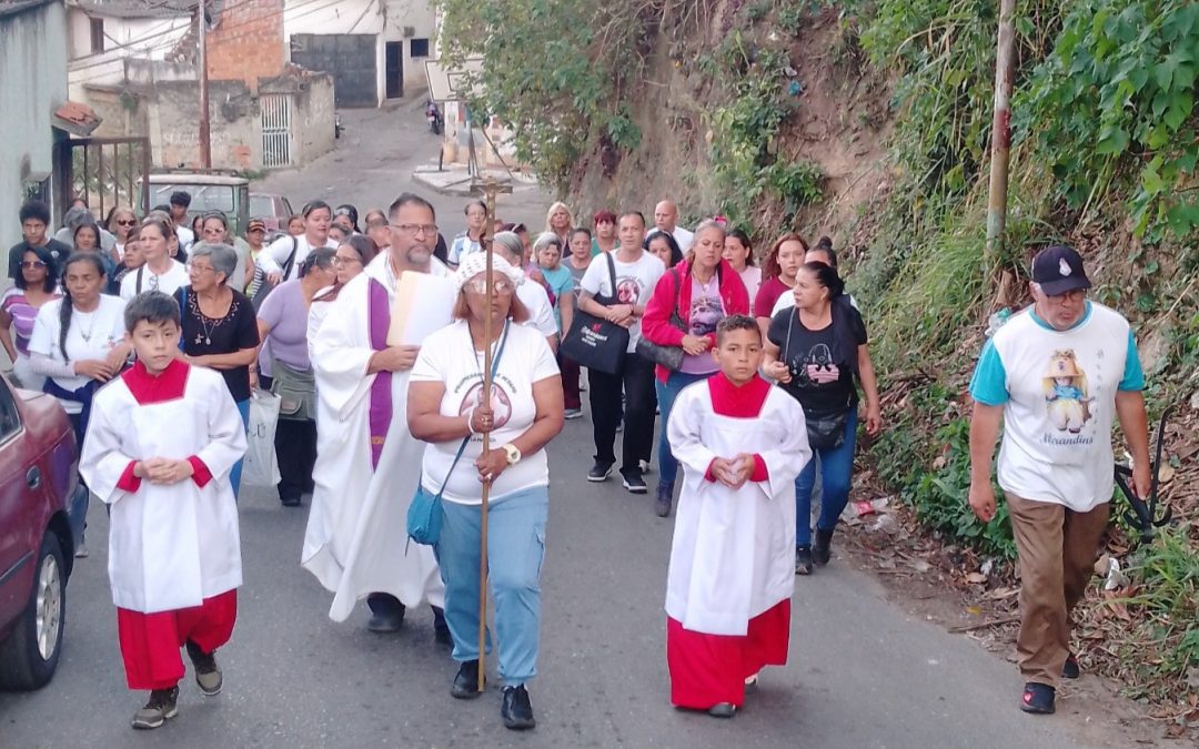 Promeseros de Jesús realizan tradicional Viacrucis en la comunidad La Matica de Los Teques