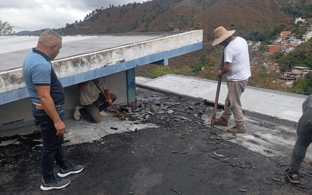 Restauran techo de la Unidad Educativa Nacional Bolivariana Filomena Antonia Palma de Castro
