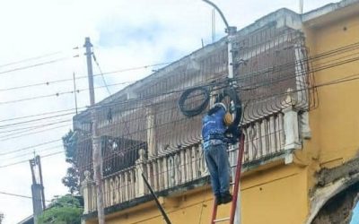 Realizan jornadas de reordenamiento de fibra óptica en Santa Lucía