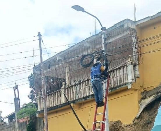 Realizan jornadas de reordenamiento de fibra óptica en Santa Lucía