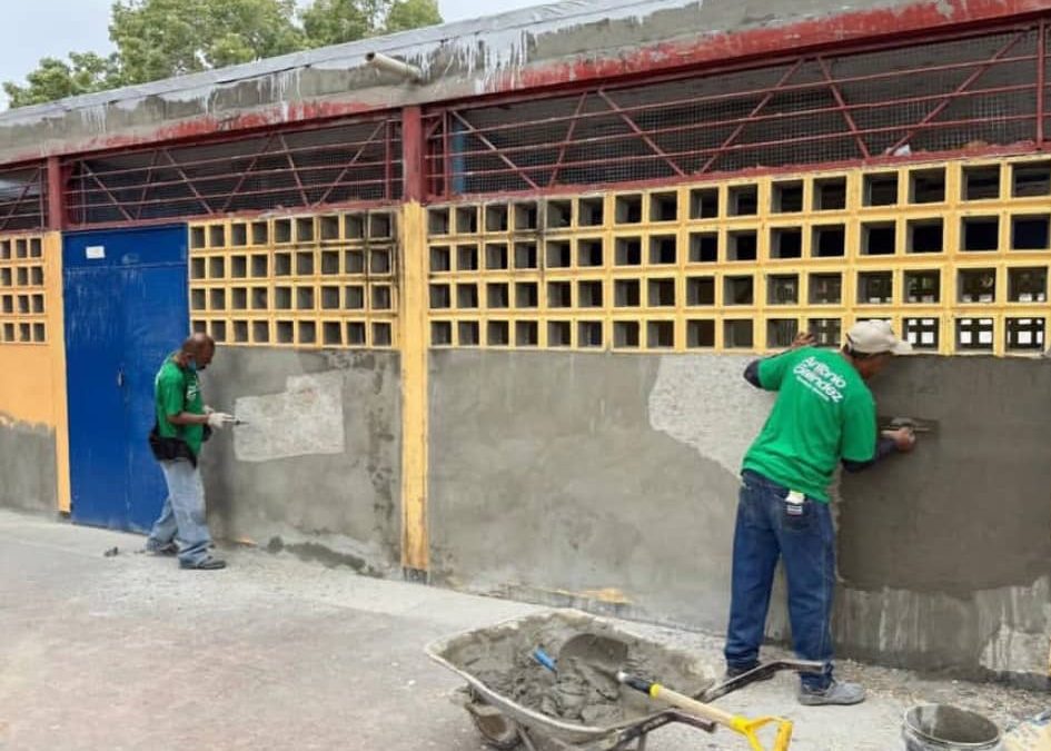 Aceleran rehabilitación de escuela Carmen Cabriles con nueva dotación de materiales de construcción