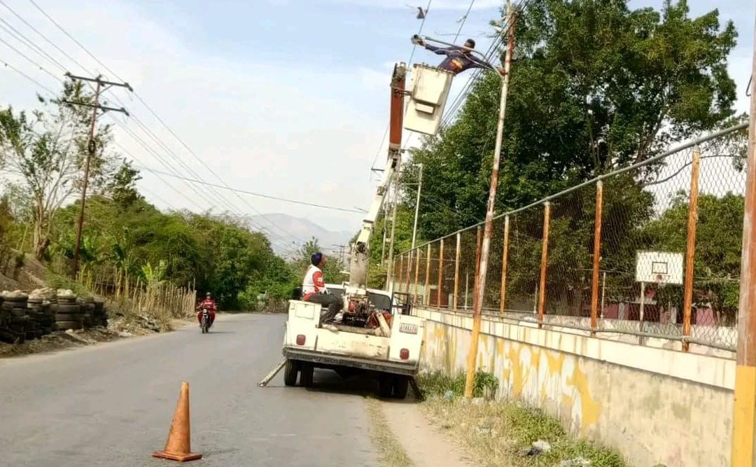 Colocan luminarias y reductores en la principal del sector Paraíso del Tuy