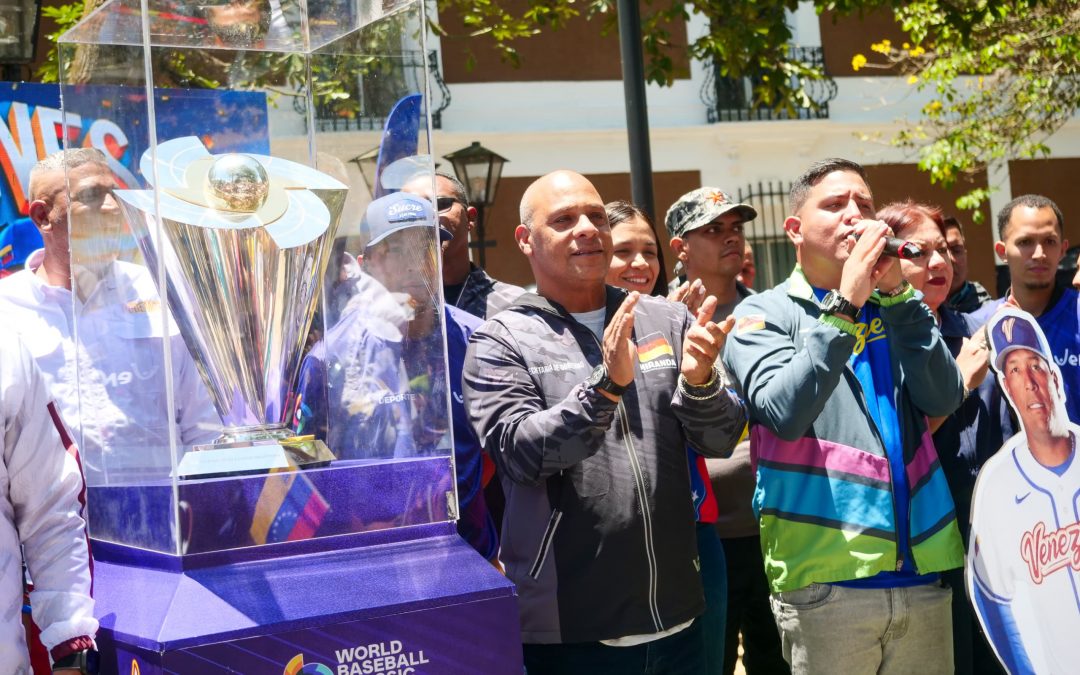 Miranda recibió con euforia trofeo del Clásico Mundial de Béisbol 2026