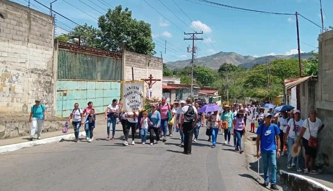 Tuyeros inician la Semana Santa con bajada de sus santos