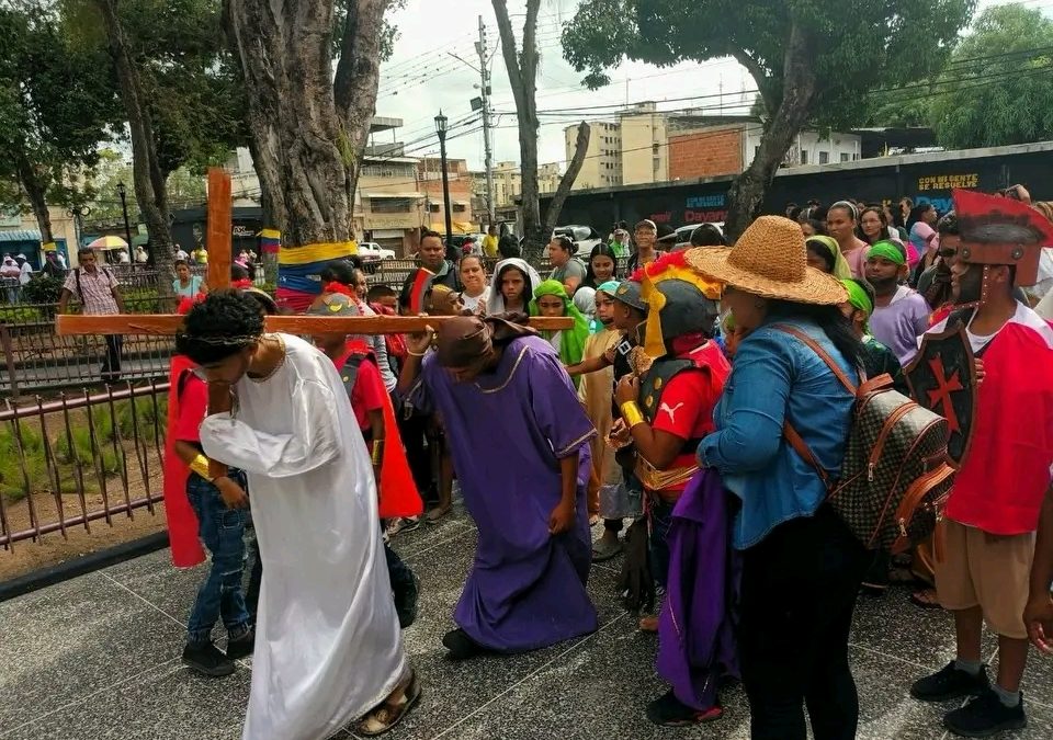 Estudiantes escenifican la vida de Jesús en Ocumare del Tuy