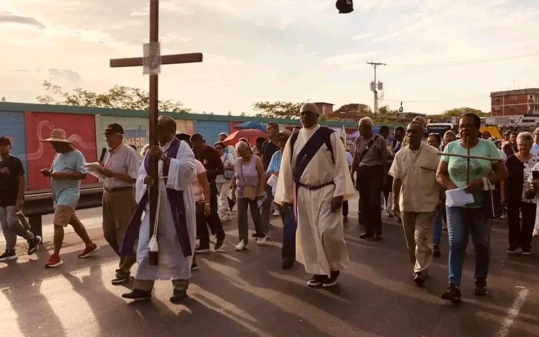Fieles de Ocumare del Tuy recorrieron el Vía Crucis parroquial