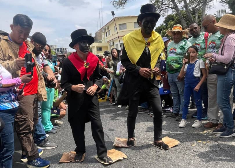 Al ritmo del tambor: San Juan y San Pedro se encontraron en la Bajada de los Palmeros de Chacao