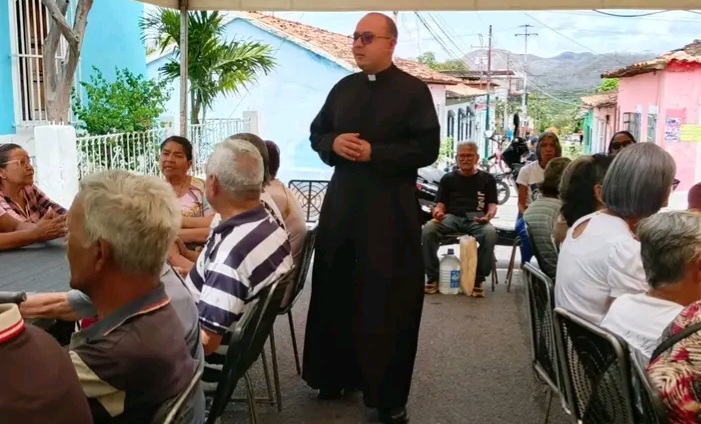 Realizan tradicional almuerzo para abuelos en Yare