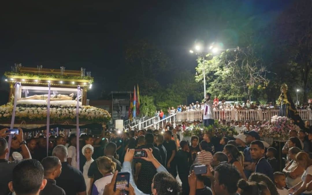 Feligresía de Guatire acompaña la Pasión de Cristo
