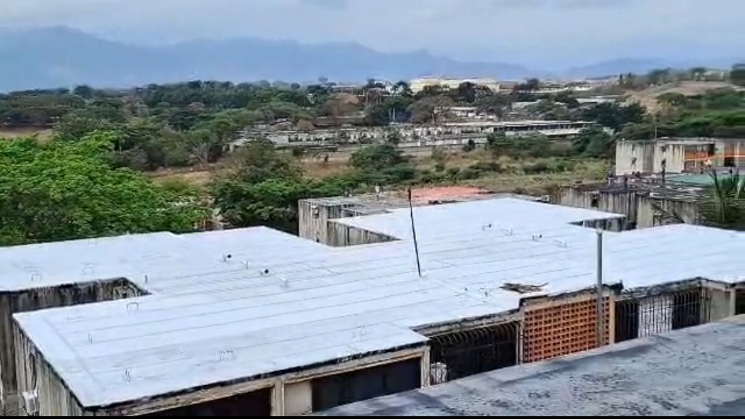 Supervisan trabajos de impermeabilización en edificios del Urbanismo El Jobito de Yare