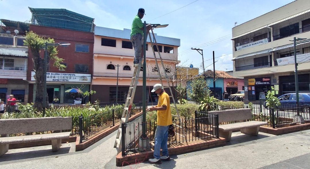 Rehabilitan alumbrado y ornato en plaza Bolívar de Santa Lucía del Tuy