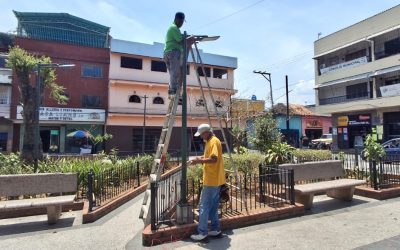 Rehabilitan alumbrado y ornato en plaza Bolívar de Santa Lucía del Tuy