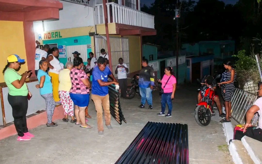Familias de la comuna Fuerza Moral reciben materiales de construcción producto de la Consulta Popular