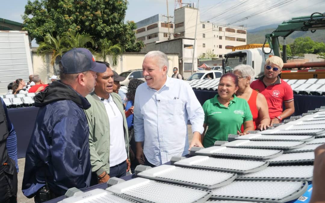 Fortalecen alumbrado público en Guarenas con la entrega de 200 luminarias en Los Naranjos