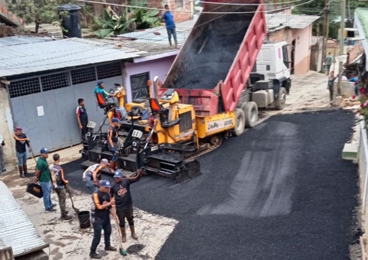 Comunidad Los Pinos de Ramo Verde cuenta con vialidad asfaltada