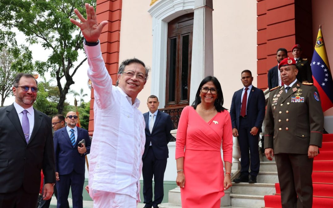 Gustavo Petro es recibido por Delcy Rodríguez en el Palacio de Miraflores