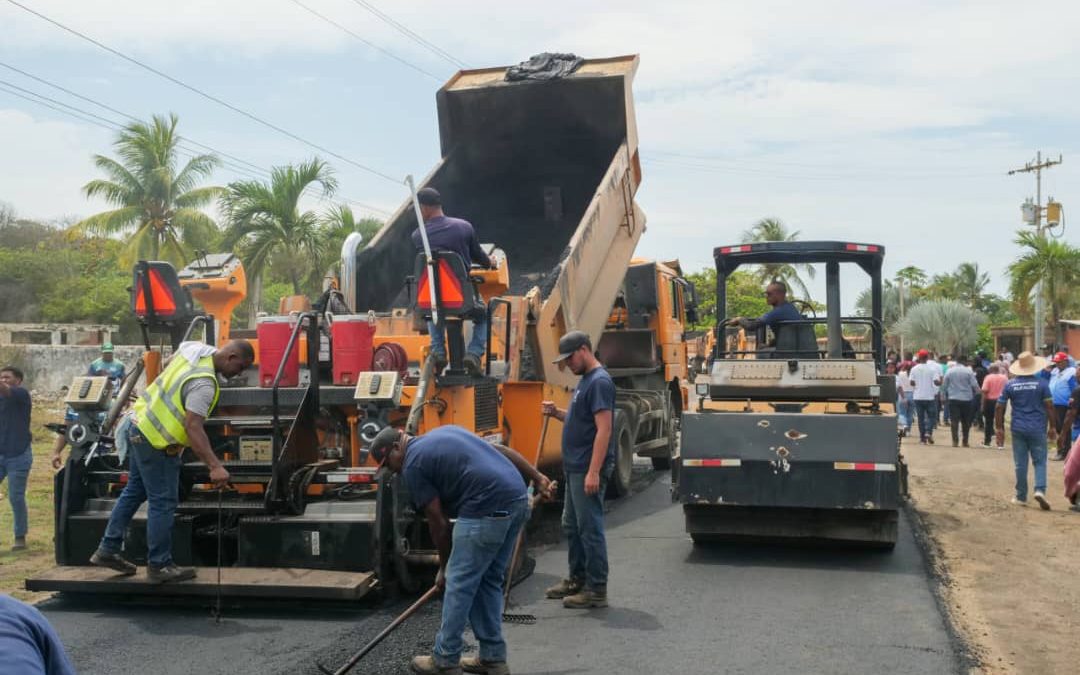 Con 1.200 toneladas de asfalto mejoran la avenida 5 de Río Chico