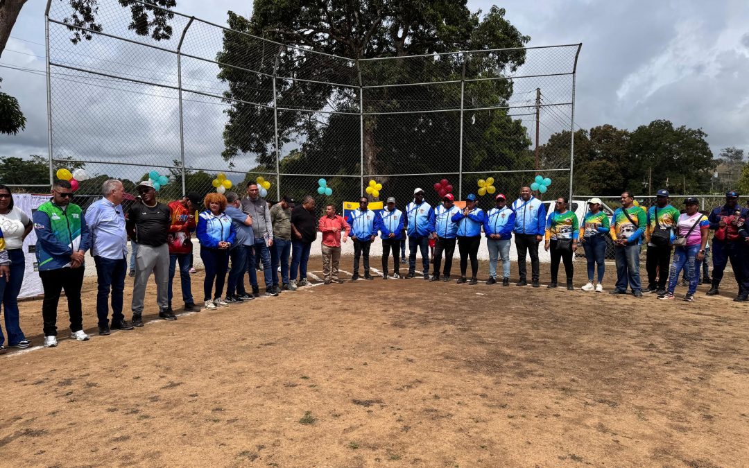 Peloteros de la comuna Cristo a la Vanguardia estrenan estadio de beisbol