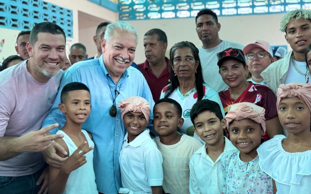 Gobernador Elio Serrano entrega escuelas rehabilitadas por la Consulta Popular en Santa Lucía