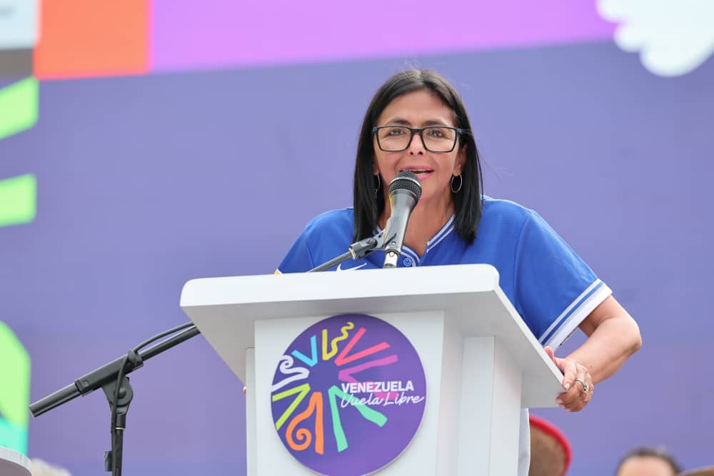 Delcy Rodríguez anuncia aumento del salario mínimo integral a 240$