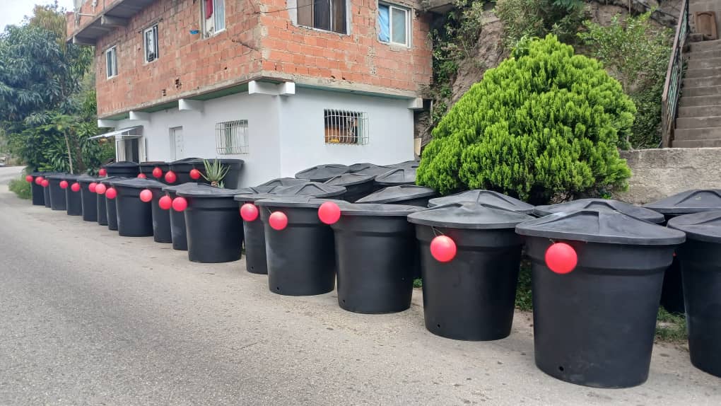 Dotan de tanques de agua a comunidades de Urdaneta y Paz Castillo