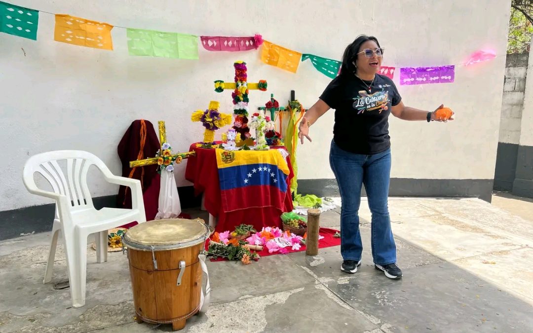 Realizan conversatorio sobre la Cruz de Mayo en Cúa