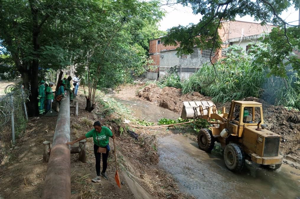 Alcaldía de Guarenas activa plan de limpieza en la quebrada de Trapichito