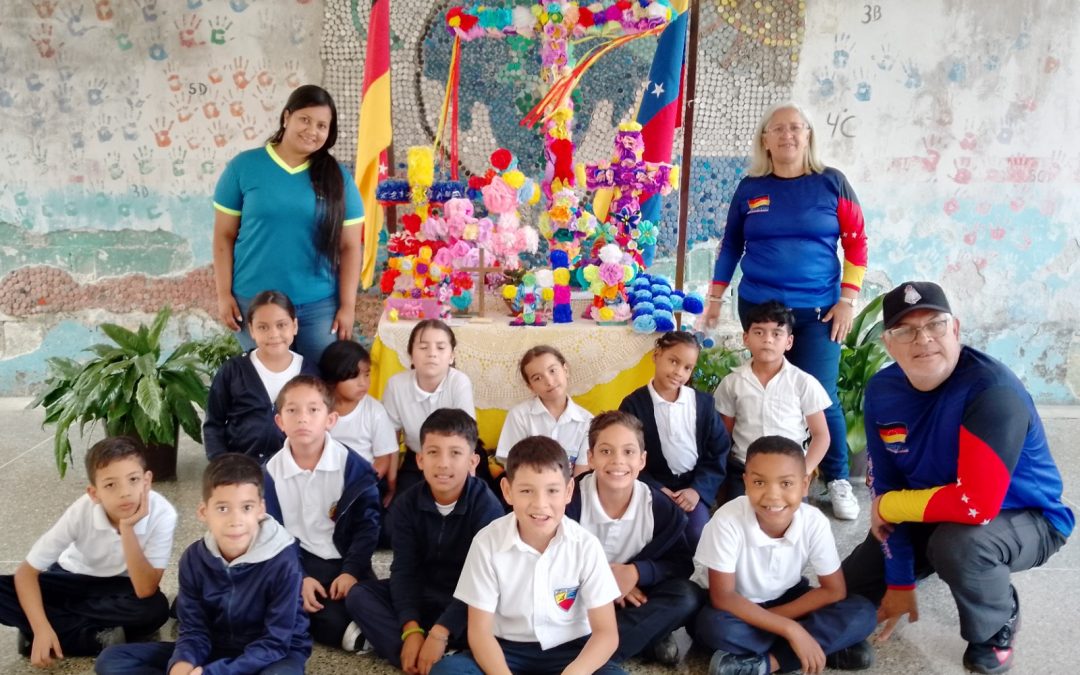 ¡Patrimonio Vivo! Escuela Rafael Urdaneta rinde honores a la Cruz de Mayo en Los Teques